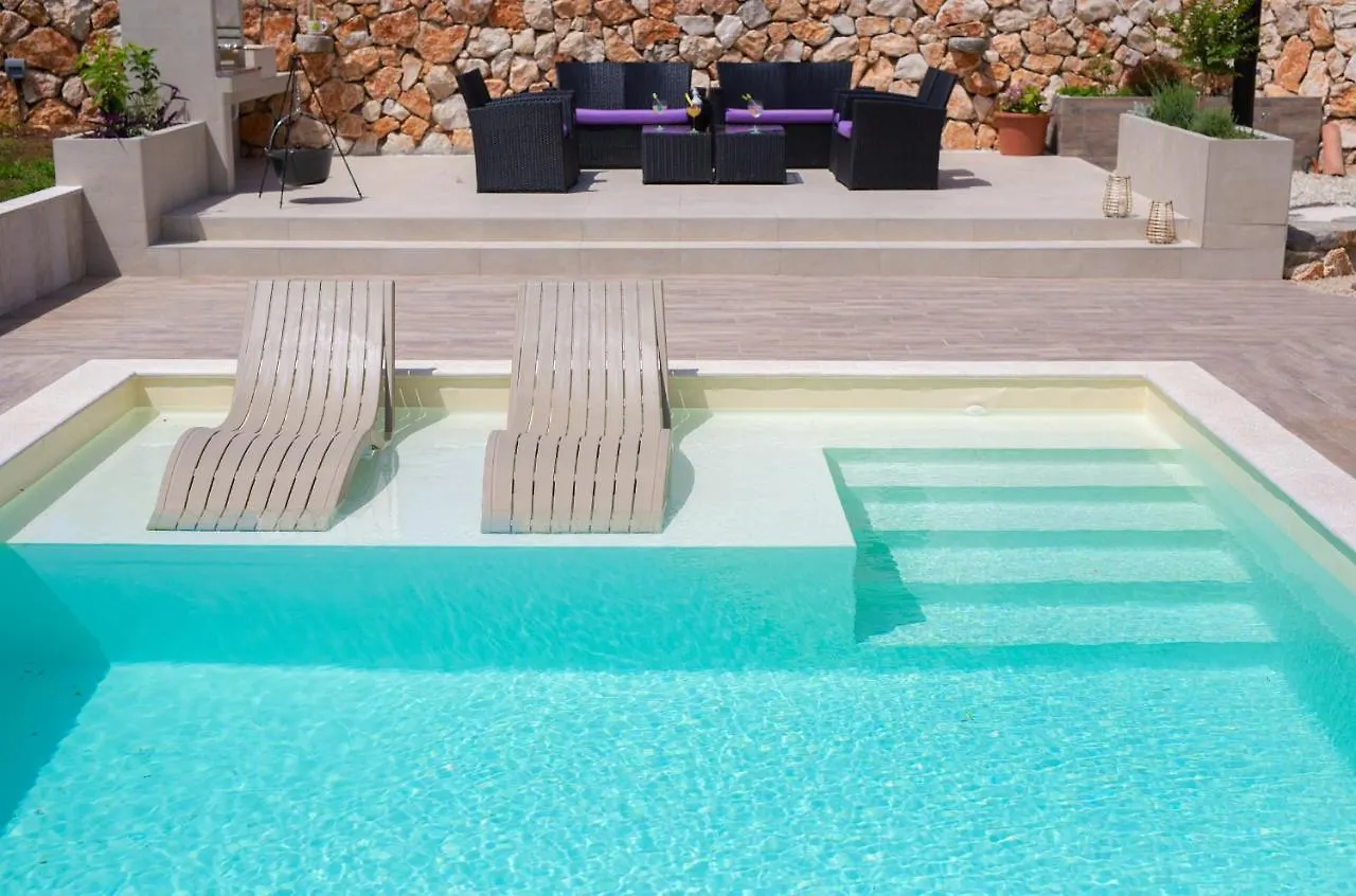 Villa Green Pearl Gostinjac 0*,  Croatia